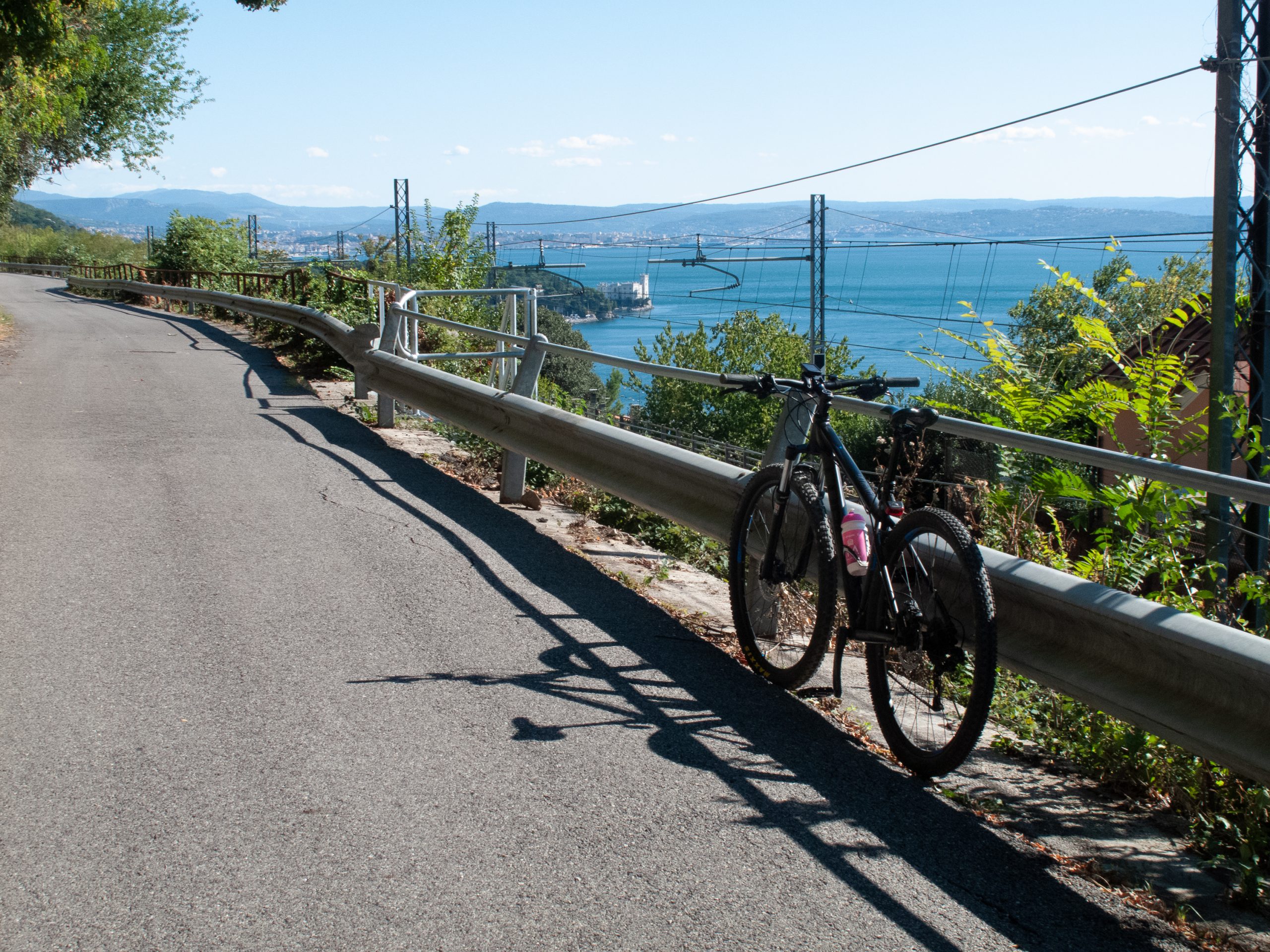 Cicloturismo senza batteria: perché la bici “muscolare” è ancora l’ospite migliore per la tua struttura